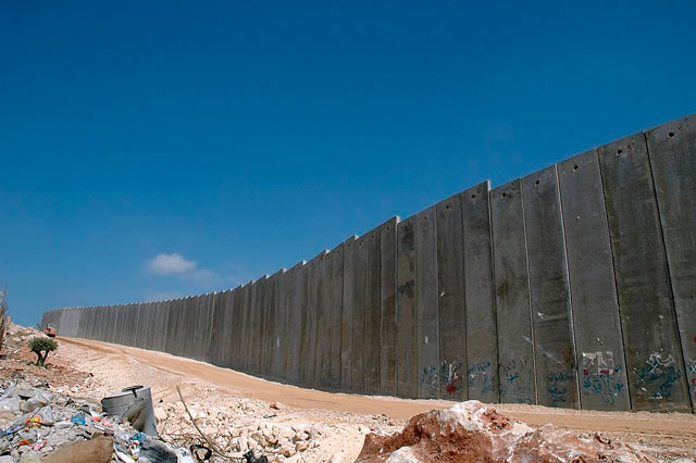 Muro de contensão contra árabes por Israel