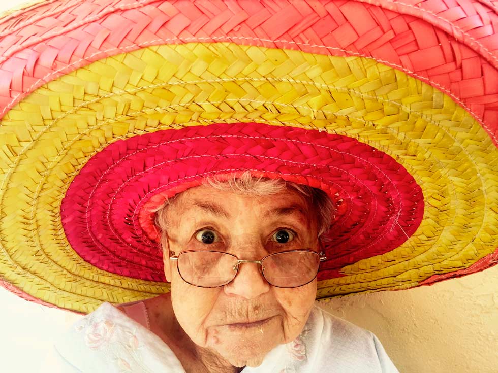 Sombreiro em senhora mexicana